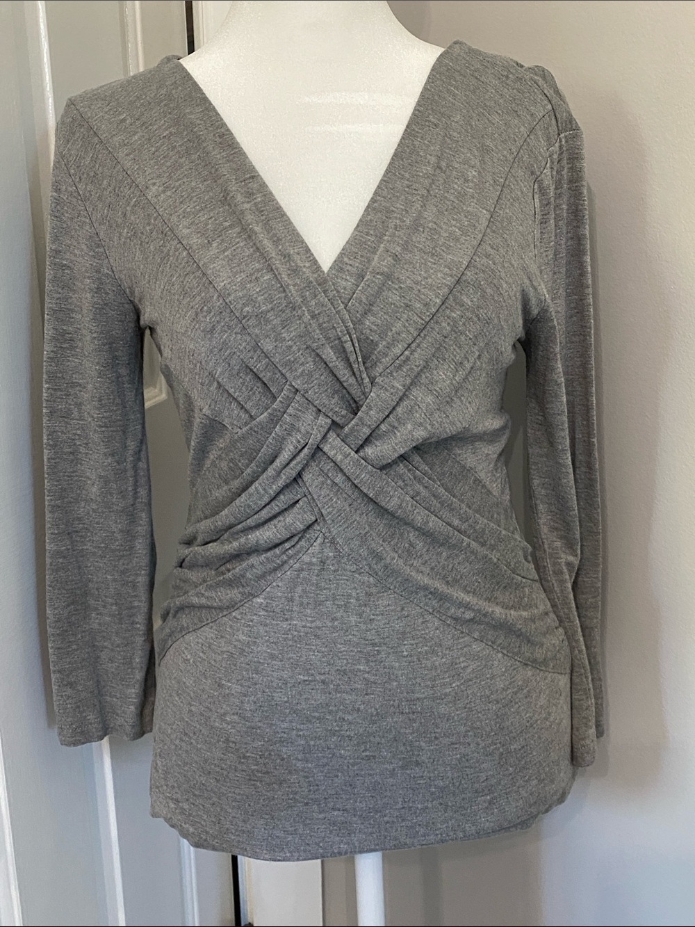 Cable & Gauge Top. Size S. Gray. Flattering Front Criss Cross Ruched Gathering